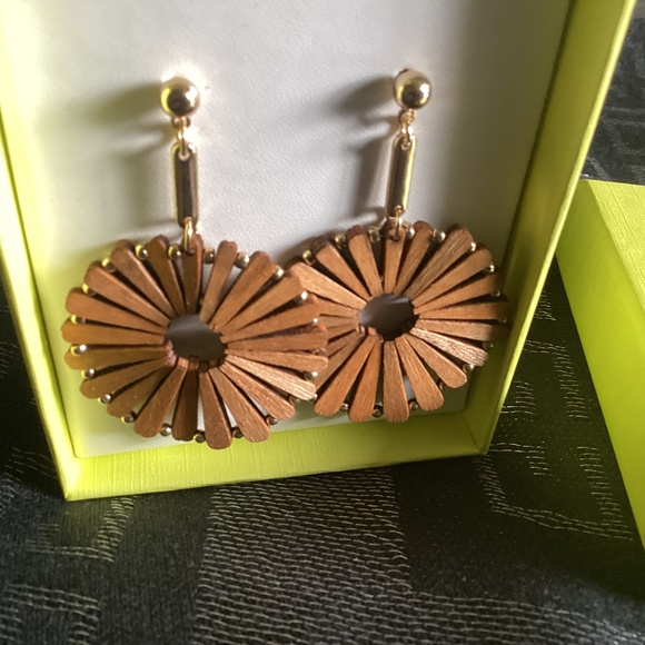 BNNT piper.k wooden and gold tone earings - Picture 2 of 4